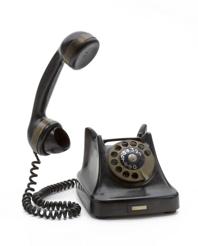 无人,打电话,竖图,室内,特写,白天,白色背景,正面,静物,电话,阴影,反射,影子,通讯设备,黑色,话筒,电话线,摄影,影棚,一部,交流,老式电话,电话机,沟通,通话,彩图,影棚拍摄,拍摄,旋转号盘电话机