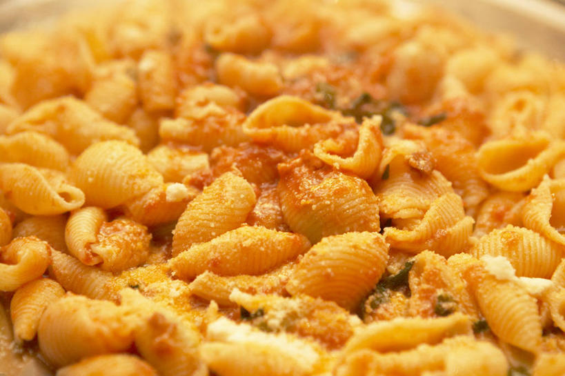 面食,通心粉,无人,横图,俯视,室内,特写,白天,西餐,阴影,朦胧,模糊,反射,影子,面,通心面,料理,食品,食物,橙色,西式,彩图,高角度拍摄,全画面,全框架,全帧,全画幅