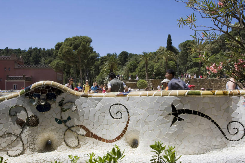 西方人,公园,站,横图,室外,白天,正面,度假,美景,树林,植物,城市风光,城市,西班牙,欧洲,巴塞罗那,欧洲人,阴影,服装,光线,影子,景观,许多人,休闲装,娱乐,树,树木,衣服,蓝色,绿色,蓝天,天空,阳光,自然,天,站着,一群人,享受,休闲,休闲服,景色,放松,服饰,生长,晴朗,成长,南欧,奎尔公园,万里无云,首府,古埃尔公园,加泰罗尼亚,西班牙王国,男人,男性,年轻男性,年轻女性,女人,女性,白种人,晴空,晴空万里,站立,半身,彩图