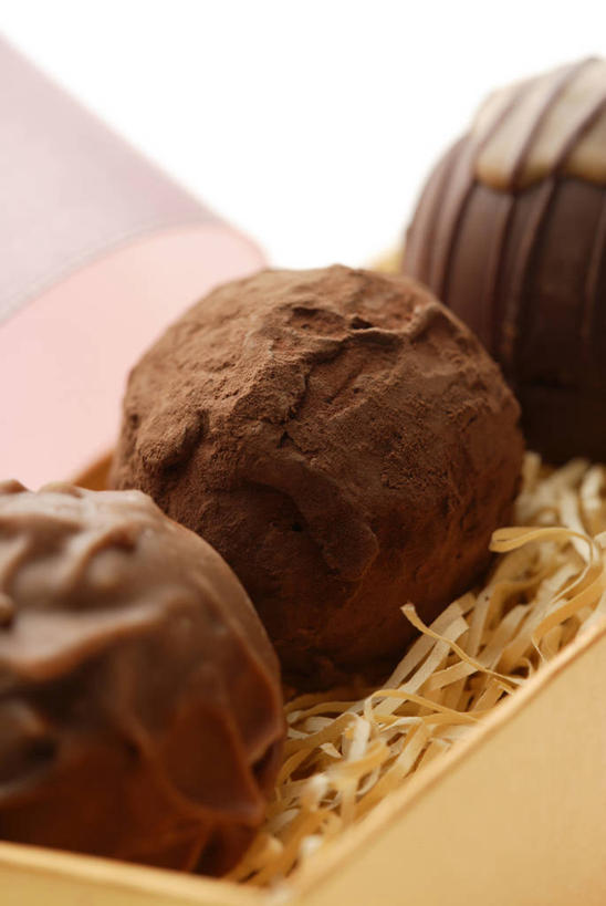 无人,竖图,俯视,室内,特写,白天,白色背景,一排,阴影,整齐,反射,影子,食品,糖,糖果,甜点,甜品,松露巧克力,食物,排列,三个,甜食,巧克力,摄影,影棚,朱古力,队列,彩图,高角度拍摄,影棚拍摄,拍摄