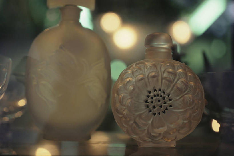 无人,横图,室内,特写,白天,正面,时尚,阴影,朦胧,模糊,芳香,香气,光线,罐子,影子,灯光,玻璃制品,玻璃瓶,瓶子,品味,香水,优雅,气味,高雅,芬芳,除臭,彩图