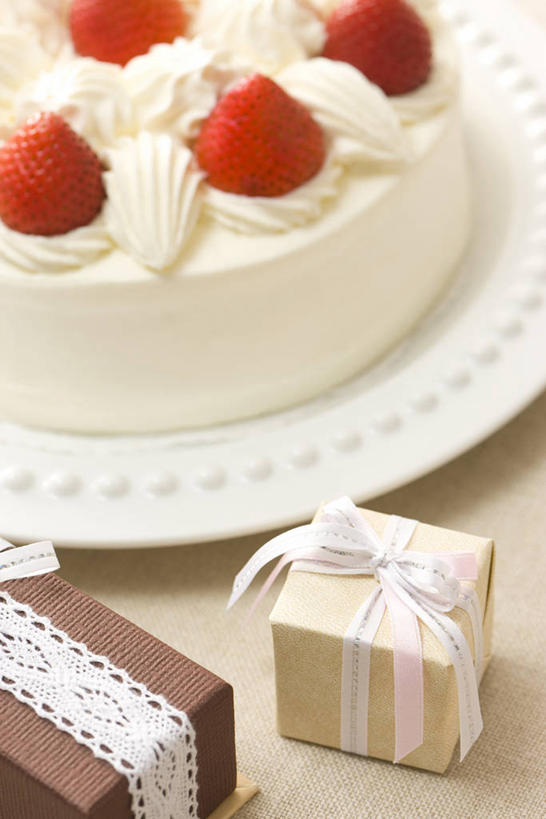 点心,无人,竖图,俯视,室内,特写,白天,白色背景,下午茶,餐桌,桌子,草莓,浆果,礼盒,礼物,水果,阴影,新鲜,反射,丝绸,丝带,影子,纸盒,生食,食品,果实,缎带,绸带,盒子,食物,糕点,红色,包装盒,蝴蝶结,礼品盒,奶油,草莓蛋糕,摄影,礼品,有机食品,绿色食品,影棚,餐台,乳制品,激凌,克林姆,淇淋,洋莓,水果皇后,红莓,地莓,彩图,高角度拍摄,影棚拍摄,拍摄,蛋糕