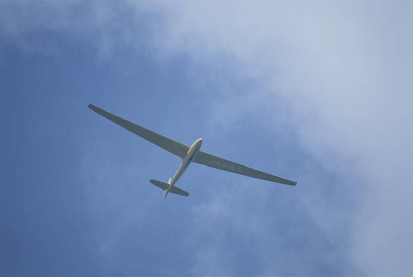 无人,横图,室外,白天,仰视,飞机,飞翔,阴影,飞行,光线,影子,云,云朵,交通,翱翔,云彩,航空,飞,蓝色,白云,蓝天,天空,阳光,滑翔机,交通工具,天,运输,一架,晴朗,载具,晴空,彩图,低角度拍摄