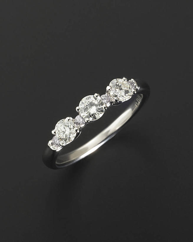 无人,竖图,俯视,室内,特写,白天,爱情,奢侈,静物,珠宝,阴影,黑色背景,反射,矿石,影子,一枚,浪漫,钻戒,钻石,装饰品,戒指,饰品,首饰,恩爱,摄影,影棚,金刚石,昂贵,坚硬,信物,贵重,宝石,权利,坚定,信念,手饰,约定,宝贵,彩图,高角度拍摄,影棚拍摄,拍摄