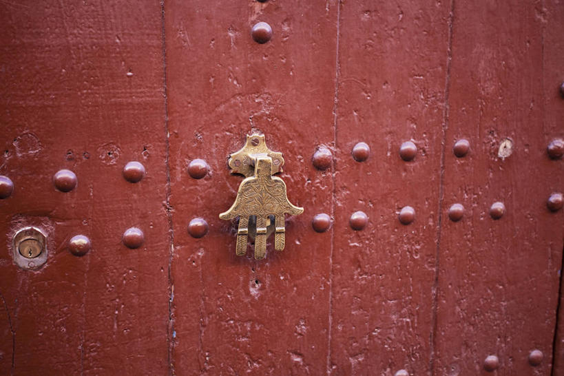 无人,横图,室外,白天,正面,旅游,度假,门,标志建筑,地标,建筑,静物,非洲,摩洛哥,辟邪,文化,娱乐,建设,红色,门框,祈祷,享受,休闲,健康,旅游胜地,放松,许愿,祈求,护身符,驱邪,护符,保佑,庇佑,御守,阿非利加洲,摩洛哥王国,马拉喀什,平安,彩图,法蒂玛之手