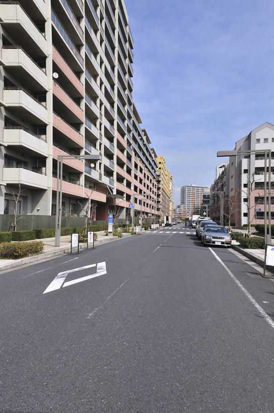 无人,家,竖图,室外,白天,正面,度假,美景,植物,城市风光,城市,道路,路,公路,汽车,日本,亚洲,阴影,光线,影子,房屋,屋子,景观,公寓,分界线,停车线,交通,千叶县,娱乐,洋房,楼房,住宅,车,树,树木,蓝色,绿色,蓝天,天空,阳光,自然,交通工具,轿车,天,享受,休闲,景色,放松,生长,晴朗,成长,车行道,车行道分界线,载具,标线,东亚,车行线,本州,万里无云,关东地方,本州岛,日本国,千叶,晴空,晴空万里,马路,彩图,房子,幕张国际城