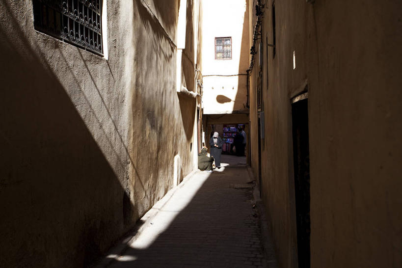 无人,家,横图,室外,白天,正面,度假,美景,窗户,城市风光,城市,非洲,摩洛哥,阴影,光线,影子,百叶窗,房屋,墙,屋子,景观,公寓,小巷,娱乐,洋房,楼房,弄堂,墙壁,墙面,住宅,巷子,阳光,享受,休闲,景色,放松,阿非利加洲,摩洛哥王国,菲斯,彩图,房子