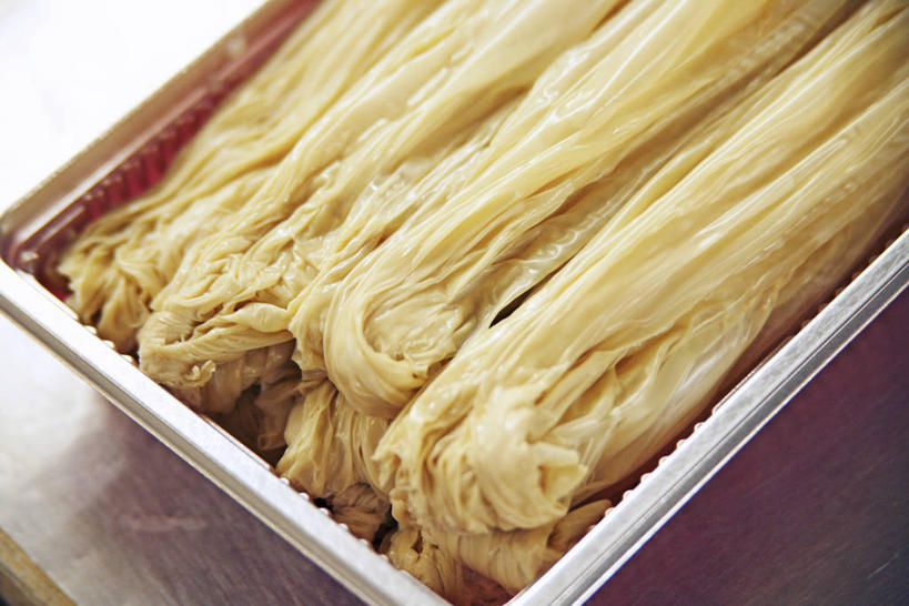 面食,面条,无人,横图,俯视,室内,特写,白天,烹饪,餐桌,桌子,阴影,反射,影子,面,日本料理,料理,食品,拉面,菜肴,美食,盒子,食物,容器,日式料理,日式,佳肴,餐台,储藏,储存,日本拉面,彩图,高角度拍摄,贮存