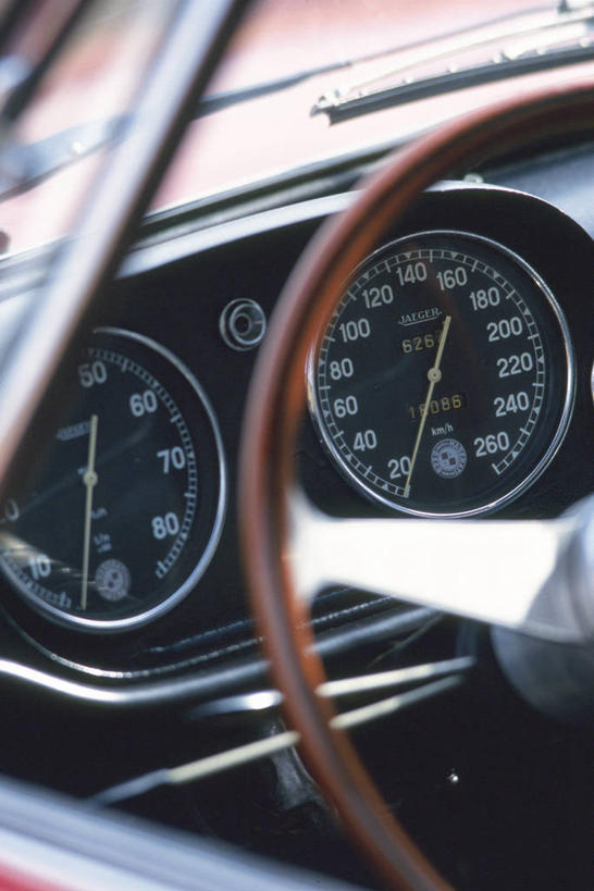 无人,竖图,室内,特写,白天,正面,机器,仪器,汽车,静物,一辆,阴影,朦胧,模糊,反射,标志,数字,文字,影子,字符,指针,设备,标识,车,方向盘,交通工具,轿车,驾驶,行驶,阿拉伯数字,控制,载具,仪表盘,仪表,彩图,车速表