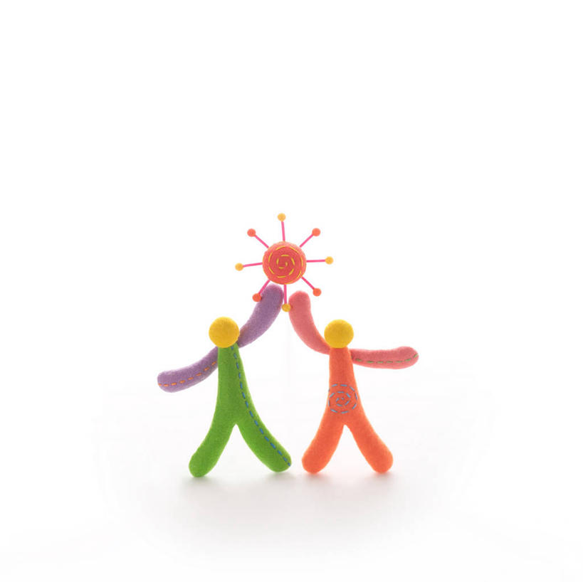 无人,两个人,站,举,横图,室内,特写,白天,白色背景,正面,太阳,静物,纺织品,布,织物,托,站着,摄影,毛毡,影棚,布匹,毛毡制品,男人,男性,年轻男性,年轻女性,女人,女性,举起,举手,举着,向上举,向上伸,向上托,站立,彩图,全身,影棚拍摄,拍摄,拟人