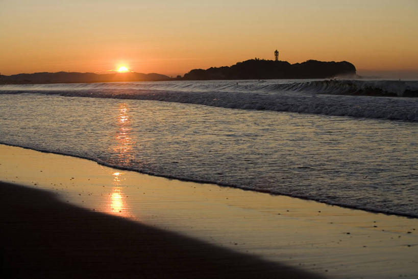 无人,横图,室外,白天,正面,旅游,度假,日出,岛屿,海浪,海洋,美景,沙滩,太阳,道路,神奈川,日本,亚洲,信息,沙子,岛,海岸,景观,浪花,灯塔,交通,朝霞,晨曦,黎明,沙地,神奈川县,背光,方向,娱乐,阳光,自然,海水,享受,休闲,景色,放松,引导,指引,自然风光,逆光,海景,东亚,本州,关东地方,本州岛,日本国,江之岛,藤泽,航标,藤泽市,大海,风浪,海,海水的波动,海滩,近岸浪,列岛,群岛,涌浪,诸岛,朝阳,彩图,卯时,破晓,日始,导航