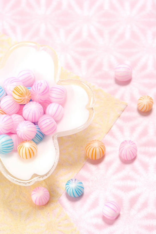 无人,竖图,俯视,室内,特写,白天,许多,阴影,节日,朦胧,模糊,庆祝,反射,影子,食品,糖,糖果,甜点,甜品,很多,文化,食物,排列,粉色,蓝色,甜食,庆典,纪念,硬糖,女儿节,摆列,彩图,高角度拍摄,雏祭,上巳,布列,分列