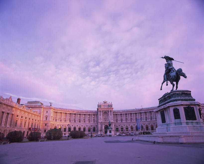 无人,宫殿,横图,室外,白天,仰视,旅游,度假,日落,植物,窗户,标志建筑,地标,建筑,马,野生动物,雕塑,奥地利,欧洲,维也纳,艺术,装饰,雕刻,雕像,晚霞,霞光,落日,首都,娱乐,建设,一匹,玻璃窗,树,树木,绿色,自然,黄昏,动物,工艺品,享受,休闲,旅游胜地,彩霞,放松,运输,牲畜,生长,成长,纪念,美术,宫廷,主题,陈列,中欧,功能,美学,奥地利共和国,王宫,夕照,薄暮,霍夫堡宫,夕阳,彩图,低角度拍摄,全身,傍晚,皇宫,斜阳