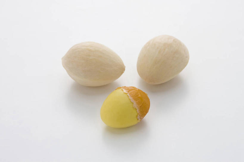 无人,横图,俯视,室内,特写,白天,白色背景,阴影,反射,影子,坚果,三个,黄色,干果,摄影,影棚,银杏,白果,彩图,高角度拍摄,影棚拍摄,拍摄