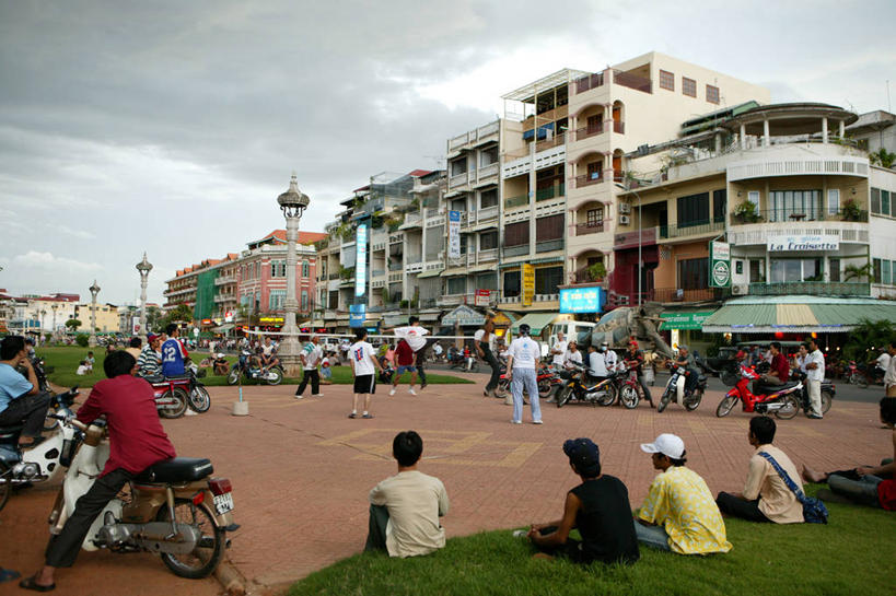 东方人,家,站,坐,横图,室外,白天,度假,美景,沙滩,城市风光,城市,摩托车,帽子,柬埔寨,亚洲,行人,服装,沙子,房屋,屋子,河岸,河滩,景观,乌云,云,阴天,云朵,公寓,沙地,许多人,云彩,注视,休闲装,黄种人,娱乐,运动帽,洋房,楼房,路人,住宅,车,骑,背面,衣服,天空,交通工具,天,观察,看,站着,一群人,骑车,享受,休闲,休闲服,鸭舌帽,景色,放松,服饰,东南亚,观看,察看,昏暗,阴沉,关注,载具,高棉,柬埔寨王国,吉蔑,洞里萨湖,过客,男人,男性,年轻男性,年轻女性,女人,女性,亚洲人,站立,坐着,半身,彩图,房子