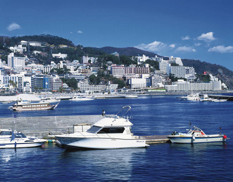 无人,家,码头,横图,室外,白天,正面,度假,海浪,海洋,美景,山,山脉,树林,植物,城市风光,城市,港口,船,静冈县,日本,亚洲,阴影,光线,影子,房屋,屋子,景观,浪花,山峰,云,云朵,公寓,游艇,山峦,云彩,娱乐,洋房,楼房,住宅,树,树木,蓝色,绿色,白云,蓝天,天空,阳光,自然,海水,交通工具,群山,天,享受,休闲,景色,放松,生长,晴朗,成长,载具,海景,东亚,本州,本州岛,日本国,中部地方,静冈,大海,风浪,海,海水的波动,近岸浪,涌浪,晴空,彩图,房子,摆渡口,埠头,渡口,渡头,港湾,海港,货运码头,口岸,商港,热海市