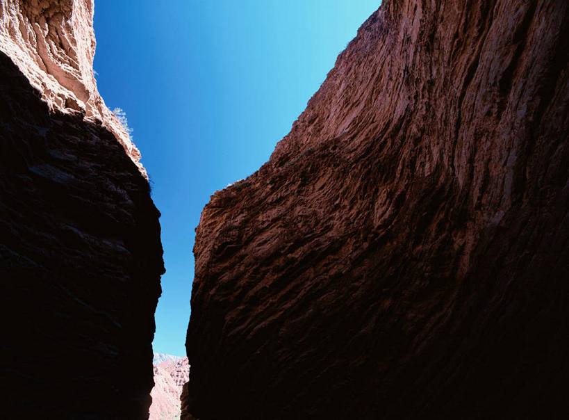 无人,横图,室外,白天,仰视,旅游,度假,石头,美景,峡谷,阿根廷,阴影,光线,石子,影子,景观,山谷,娱乐,蓝色,蓝天,天空,阳光,自然,天,享受,休闲,景色,南美,放松,晴朗,南美洲,拉丁美洲,岩层,自然风光,美洲,万里无云,亚美利加洲,南亚美利加洲,阿根廷共和国,萨尔塔,萨尔塔省,石块,岩石,晴空,晴空万里,彩图,低角度拍摄
