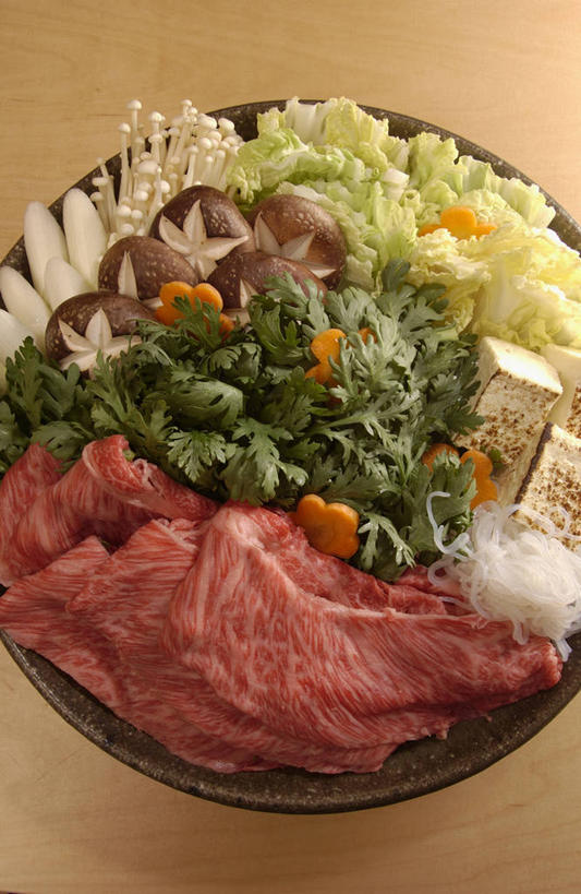 豆腐,无人,竖图,俯视,室内,特写,白天,烹饪,餐桌,桌子,蔬菜,一堆,许多,阴影,堆叠,堆积,新鲜,反射,影子,菌菇,香菇,肉,日本料理,牛肉,料理,食品,很多,菌类,菜肴,美食,肉类,食物,日式料理,日式,食用菌,佳肴,有机食品,绿色食品,餐台,堆,真菌,豆制品,肉食,寿喜锅,椎茸,彩图,高角度拍摄,牛肉火锅,平庄菇,香菌,香蕈