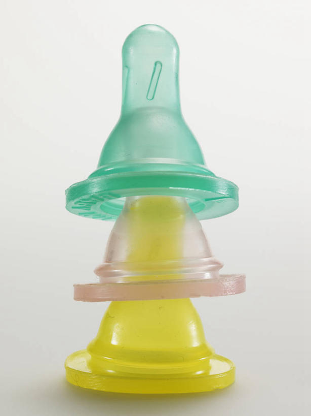 无人,竖图,室内,特写,白天,正面,静物,阴影,灰色背景,反射,影子,三个,粉色,黄色,绿色,摄影,影棚,奶嘴,婴儿用品,安抚,抚慰,安抚奶嘴,彩图,影棚拍摄,拍摄
