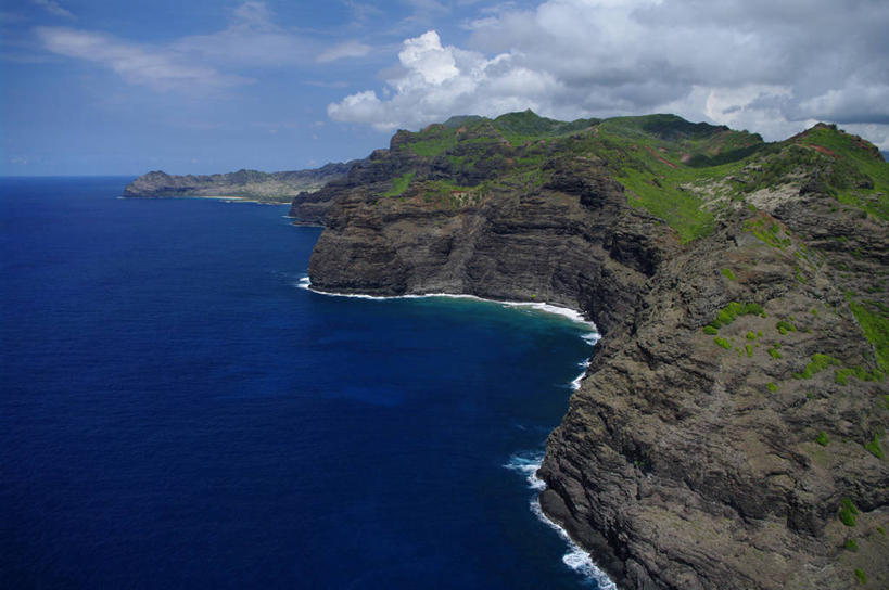 无人,横图,俯视,室外,白天,旅游,度假,草地,草坪,岛屿,海浪,海洋,火山,石头,美景,山,山脉,植物,夏威夷,美国,阴影,光线,石子,影子,景观,浪花,山峰,水平线,云,云朵,辽阔,海平线,山峦,云彩,娱乐,草,蓝色,绿色,白云,蓝天,天空,阳光,自然,海水,群山,天,享受,休闲,广阔,景色,放松,晴朗,一望无际,北美,北美洲,自然风光,美洲,海景,夏威夷岛,夏威夷州,爱洛哈之州,北亚美利加洲,亚美利加洲,大岛,无边无际,一马平川,基拉韦厄火山,大海,风浪,海,海水的波动,活火山,近岸浪,列岛,群岛,石块,涌浪,诸岛,晴空,彩图,高角度拍摄,美利坚合众国,水天相接,水天一线