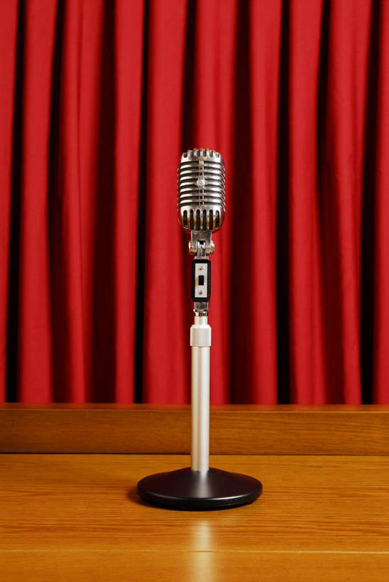 无人,舞台,竖图,室内,白天,正面,地板,静物,阴影,反射,影子,支架,地面,木地板,架子,话筒,帷幕,支撑,麦克风,扩音器,帷幔,话筒架,幕布,幕帘,传声器,微音器,帷幔布,表演台,彩图,麦克风架