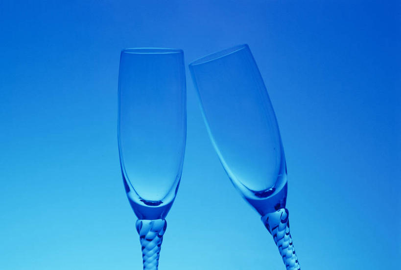 无人,横图,室内,特写,白天,正面,静物,杯子,阴影,蓝色背景,朦胧,模糊,庆祝,反射,高脚杯,影子,玻璃制品,两个,酒杯,干杯,碰杯,交际,友好,摄影,影棚,庆贺,礼仪,敬酒,香槟杯,劝酒,玻璃杯,彩图,影棚拍摄,拍摄