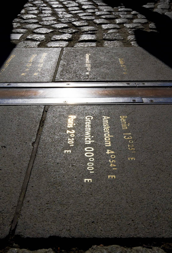 无人,竖图,俯视,室外,特写,白天,旅游,度假,名胜古迹,标志建筑,地标,建筑,雕塑,英国,欧洲,伦敦,阴影,朦胧,模糊,遗迹,艺术,装饰,光线,英文,标志,雕刻,雕像,文字,影子,字符,字母,首都,古迹,文物,娱乐,标识,建设,古建筑,石雕,石刻,阳光,石碑,工艺品,享受,休闲,旅游胜地,放松,纪念,英文字母,美术,西欧,主题,大不列颠,陈列,古文明,格林威治,大不列颠及北爱尔兰联合王国,功能,美学,雾都,格林尼治,格林尼治天文台,格林威治天文台,彩图,高角度拍摄,大不列颠王国,大英帝国,联合王国,日不落帝国,本初经线,本初子午线,格林尼治子午线,格林威治子午线,子午线