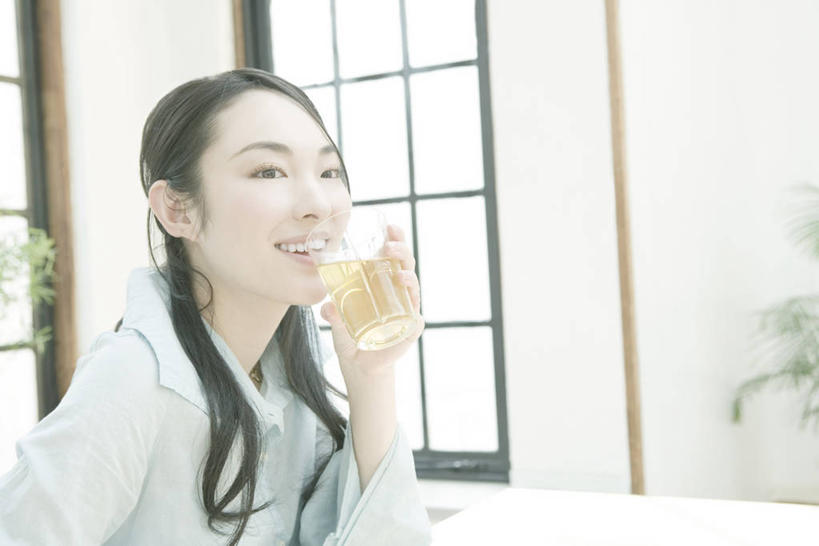 东方人,一个人,坐,笑,微笑,露齿笑,横图,室内,白天,侧面,幸福,植物,茶,窗户,杯子,亚洲,仅一个年轻女性,仅一个女性,仅一个人,喝,握,服装,朦胧,模糊,盆栽,红茶,茶叶,盆景,拿,拿着,注视,休闲装,黄种人,娱乐,玻璃窗,玻璃制品,衣服,绿色,自然,水杯,观察,看,享受,休闲,温馨,休闲服,放松,乐趣,握着,冰红茶,服饰,生长,成长,观看,察看,提神,舒适,关注,醒脑,年轻女性,女人,女性,亚洲人,玻璃杯,坐着,半身,彩图