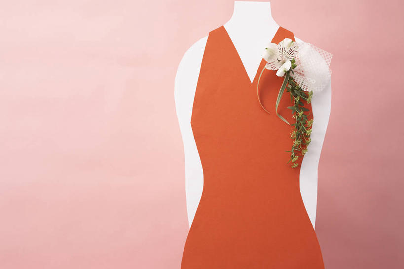 无人,横图,室内,特写,白天,正面,晚礼服,百合花,阴影,粉色背景,装饰,盛开,反射,人造模特,影子,胸花,花蕾,花,花瓣,花朵,鲜花,红色,饰品,花苞,花蕊,摄影,影棚,道具,华丽,修饰,点缀,配饰,服装模特,模特道具,时装道具,展示道具,服装模特道具,陈列道具,强瞿,衬托,美观,雅致,雅观,百合蒜,倒仙,番韭,山丹,彩图,影棚拍摄,晚宴服,舞会服,洋服,洋装,夜礼服,拍摄,襟花