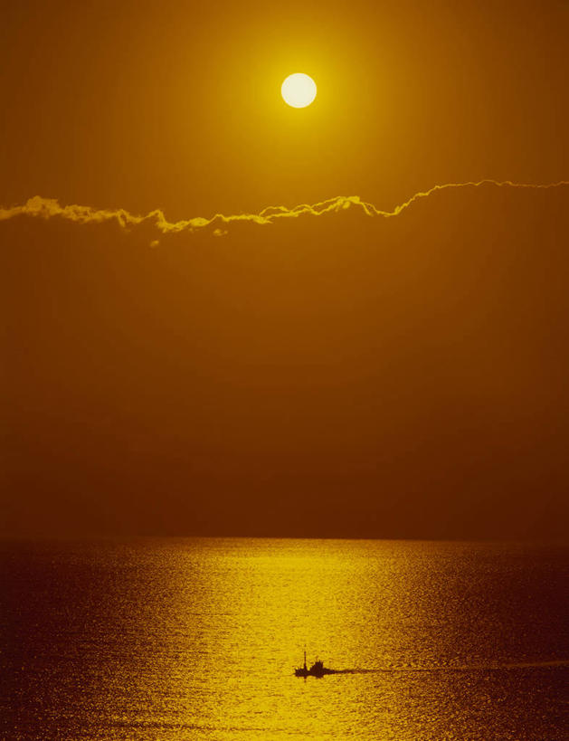 无人,竖图,室外,白天,正面,旅游,度假,日出,海浪,海洋,美景,太阳,轮船,船,神奈川,日本,亚洲,一艘,波纹,飞溅,溅,液体,景观,浪花,水滴,水平线,辽阔,朝霞,晨曦,海平线,黎明,神奈川县,背光,娱乐,水珠,水纹,阳光,自然,海水,船尾波,交通工具,波浪,享受,休闲,广阔,景色,放松,一望无际,喷洒,自然风光,载具,逆光,海景,东亚,本州,关东地方,本州岛,日本国,无边无际,一马平川,大海,风浪,海,海水的波动,近岸浪,涌浪,朝阳,彩图,卯时,破晓,日始,水天相接,水天一线,湘南