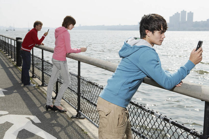 西方人,三个人,伙伴,朋友,栏杆,站,打电话,横图,室外,白天,侧面,友谊,海浪,海洋,电话,手机,欧洲,欧洲人,一排,握,阴影,服装,整齐,并列,并排,光线,影子,浪花,围栏,注视,休闲装,通讯设备,护栏,排列,衣服,蓝色,蓝天,天空,阳光,海水,天,观察,看,站着,休闲,休闲服,连帽衫,握着,服饰,晴朗,观看,察看,队列,关注,平行,帽衫,海景,万里无云,三部,交流,友情,男人,男性,年轻男性,年轻女性,女人,女性,白种人,大海,风浪,海,海水的波动,近岸浪,涌浪,晴空,晴空万里,沟通,通话,站立,半身,彩图