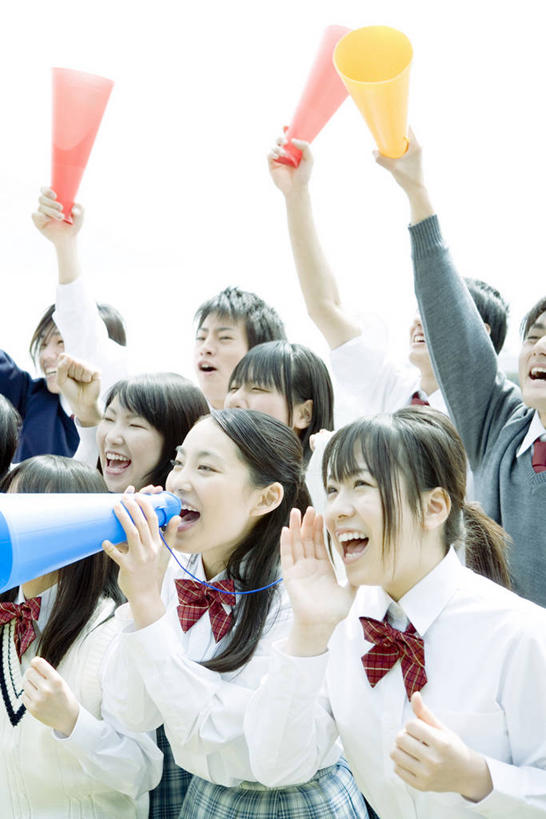 东方人,伙伴,朋友,站,举,笑,微笑,露齿笑,竖图,室外,白天,正面,制服,友谊,亚洲,阴影,服装,光线,领结,影子,许多人,大喊,注视,黄种人,鼓励,喇叭,天空,阳光,天,观察,加油,看,托,站着,一群人,同学,校服,打气,观看,大叫,察看,象征,庄重,校友,关注,噪音,鼓舞,身份,学生服,正式,地位,同窗,学友,大呼,呼呼塞拉,嗡嗡祖拉,呜呜祖拉,友情,男人,男性,年轻男性,年轻女性,女人,女性,亚洲人,举起,举手,举着,向上举,向上伸,向上托,站立,半身,彩图,日本校服