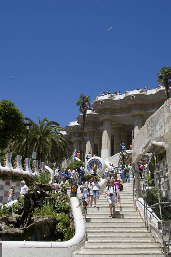 西方人,公园,栏杆,站,走,竖图,室外,白天,正面,度假,美景,树林,植物,楼梯,城市风光,城市,西班牙,欧洲,巴塞罗那,欧洲人,行人,阴影,服装,光线,扶手,影子,阶梯,景观,许多人,注视,休闲装,娱乐,护栏,桂尔公园,路人,台阶,树,树木,衣服,蓝色,绿色,蓝天,天空,阳光,自然,天,观察,看,站着,一群人,享受,休闲,休闲服,景色,放松,服饰,生长,晴朗,成长,观看,察看,关注,南欧,万里无云,首府,加泰罗尼亚,西班牙王国,过客,男人,男性,年轻男性,年轻女性,女人,女性,白种人,晴空,晴空万里,步行,散步,站立,走路,彩图,全身