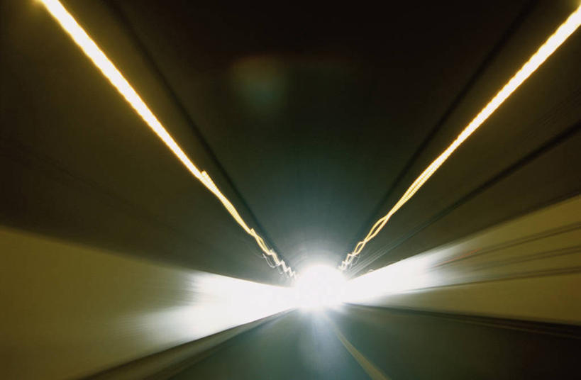 无人,横图,室内,白天,正面,消失点,长时间曝光,天花板,道路,路,公路,照明,阴影,朦胧,模糊,光线,影子,墙,灯光,分界线,停车线,交通,顶灯,墙壁,墙面,灯,灯具,车行道,车行道分界线,照亮,照明设备,标线,曝光,车行线,马路,彩图,没影点,灭点