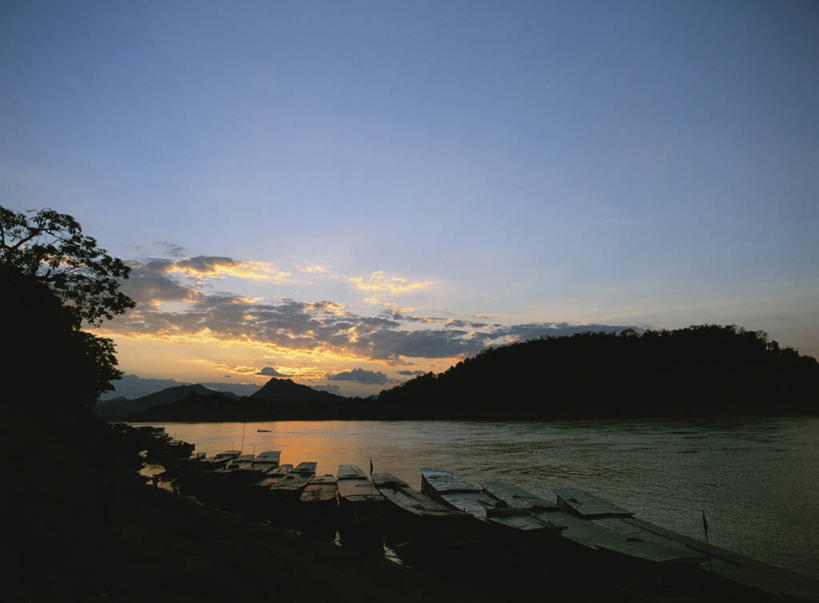 无人,横图,室外,白天,正面,旅游,度假,河流,美景,日落,山,山脉,树林,水,植物,老挝,亚洲,河水,景观,山峰,水流,晚霞,霞光,落日,山峦,背光,娱乐,澜沧江,树,树木,绿色,自然,黄昏,群山,享受,休闲,景色,彩霞,放松,东南亚,生长,成长,自然风光,逆光,九龙江,湄公河,老挝人民民主共和国,夕照,薄暮,夕阳,彩图,傍晚,斜阳