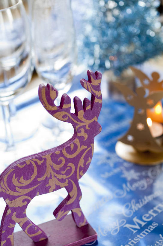 无人,竖图,俯视,室内,特写,白天,幸福,哺乳动物,鹿,野生动物,杯子,蜡烛,阴影,光线,高脚杯,火焰,影子,烛光,红酒杯,燃烧,玻璃制品,一只,动物,酒杯,点燃,可爱,活泼,吉祥,葡萄酒杯,进取,角鹿,玻璃杯,驯鹿,彩图,高角度拍摄