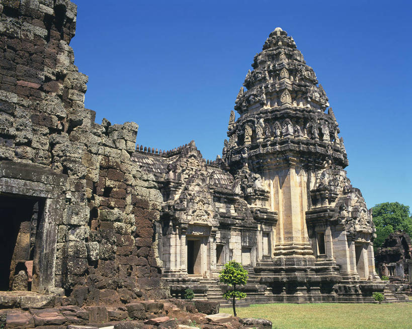 无人,寺庙,横图,室外,白天,仰视,旅游,度假,草地,草坪,名胜古迹,树林,植物,标志建筑,地标,建筑,泰国,亚洲,阴影,节日,遗迹,光线,影子,燃烧,古迹,文化,文物,娱乐,建设,古建筑,草,树,树木,蓝色,绿色,蓝天,天空,阳光,自然,香火,庙宇,天,祈祷,享受,休闲,健康,旅游胜地,放松,许愿,宗教,东南亚,信仰,生长,晴朗,成长,纪念,祈求,古文明,万里无云,泰王国,披迈县,呵叻,那空叻差是玛,平安,晴空,晴空万里,彩图,低角度拍摄,庙,寺