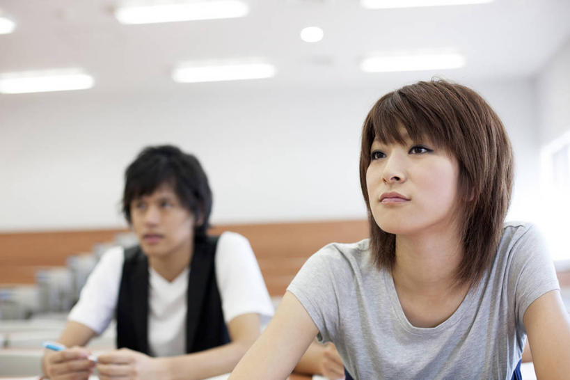 东方人,两个人,伙伴,朋友,学校,坐,横图,室内,白天,正面,友谊,照明,亚洲,握,阴影,服装,朦胧,模糊,光线,笔,影子,灯光,办公用品,注视,休闲装,黄种人,校园,顶灯,灯,文具,衣服,学习用品,灯具,观察,看,休闲,教室,同学,休闲服,握着,服饰,观看,文具用品,照亮,察看,课堂,照明设备,阶梯教室,校友,关注,同窗,学友,友情,男人,男性,年轻男性,年轻女性,女人,女性,亚洲人,坐着,半身,彩图