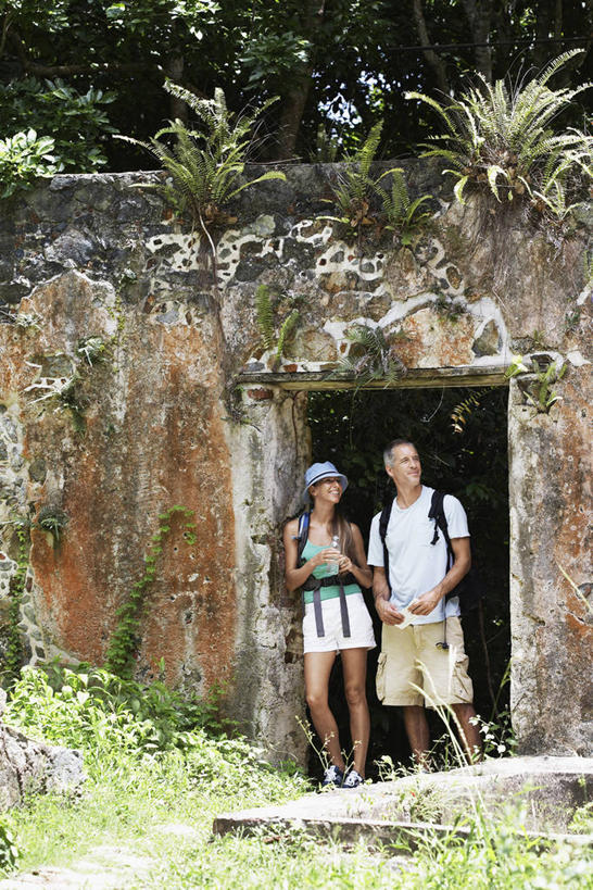 西方人,中年人,两个人,家庭,夫妻,站,竖图,室外,白天,正面,爱情,旅游,度假,草地,草坪,名胜古迹,树林,植物,标志建筑,地标,建筑,帽子,欧洲,加勒比海,欧洲人,握,阴影,服装,裤子,遗迹,光线,包,影子,浪漫,旅行包,注视,休闲裤,休闲装,古迹,文物,娱乐,建设,古建筑,废墟,草,树,树木,衣服,绿色,阳光,自然,背包,遮阳帽,观察,看,站着,享受,休闲,温暖,温馨,一家人,休闲服,旅游胜地,南美,恩爱,放松,握着,恋人,服饰,生长,成长,观看,和睦,察看,南美洲,拉丁美洲,关注,美洲,古文明,维京群岛,亚美利加洲,南亚美利加洲,旅游包,处女群岛,美属处女群岛,美属维尔京群岛,维尔京群岛,美属维京群岛,圣约翰岛,男人,男性,女人,女性,中年男性,中年女性,白种人,夫妇,情侣,站立,彩图,全身,伴侣,融洽,双肩包