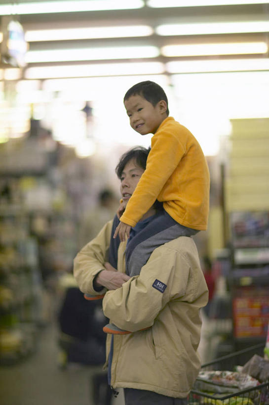 东方人,儿童,两个人,家庭,父亲,儿子,商店,站,竖图,室内,白天,侧面,纯洁,照明,亚洲,阴影,服装,朦胧,模糊,光线,影子,灯光,注视,休闲装,黄种人,商铺,顶灯,顾客,货架,架子,灯,小孩,骑,衣服,灯具,观察,看,扛,站着,休闲,温暖,温馨,父子,一家人,休闲服,父爱,可爱,童年,童趣,服饰,观看,照亮,和睦,察看,照明设备,关注,陈列架,童真,烂漫,无邪,超市货架,市肆,商号,主顾,扛在肩上,骑在肩上,天真,男孩,男人,男性,年轻男性,亚洲人,孩子,年轻人,站立,半身,彩图,店铺,五金店,融洽,男生