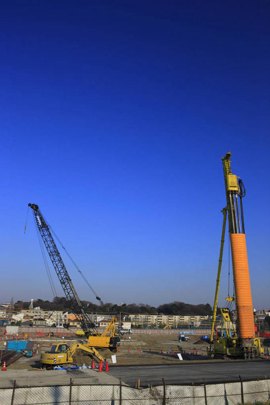 无人,竖图,室外,白天,正面,技术,建筑,东京,日本,亚洲,阴影,光线,影子,车,吊车,施工,蓝色,蓝天,天空,阳光,建筑工地,交通工具,天,机械,起重机,工程车,晴朗,工程,载具,推土机,东亚,本州,万里无云,关东地方,本州岛,日本国,东京都,地盘,建筑地盘,施工地盘,交通运输,工作车,施工车,汽车吊,晴空,晴空万里,彩图,工地,世田谷区,二子玉川