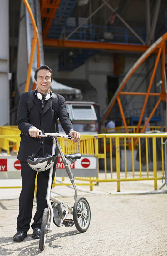 西方人,一个人,商务人士,商务男性,栏杆,站,竖图,室外,白天,正面,鞋,衬衫,快乐,满意,幸福,自行车,帽子,鞋子,欧洲,欧洲人,仅一个男性,仅一个人,一辆,握,阴影,套装,光线,头盔,影子,围栏,皮革,音响,音乐,注视,娱乐,护栏,车,脚踏车,缆车,仅一个年轻男性,阳光,安全帽,耳机,交通工具,观察,看,站着,享受,休闲,放松,握着,观看,察看,舒适,享乐,关注,载具,商务装,工薪阶层,索道,一顶,缆索铁路,男人,男性,年轻男性,白种人,白领,上班族,站立,彩图,全身,衬衣,皮鞋,骑行头盔