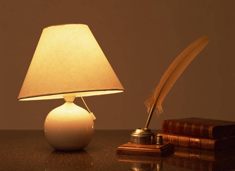 无人,横图,室内,特写,白天,正面,台灯,桌子,静物,书籍,照明,阴影,光线,笔,影子,灯光,办公用品,书桌,灯,文具,课桌,学习用品,书本,灯具,两本,羽毛笔,文具用品,照亮,一支,照明设备,书,图书,彩图