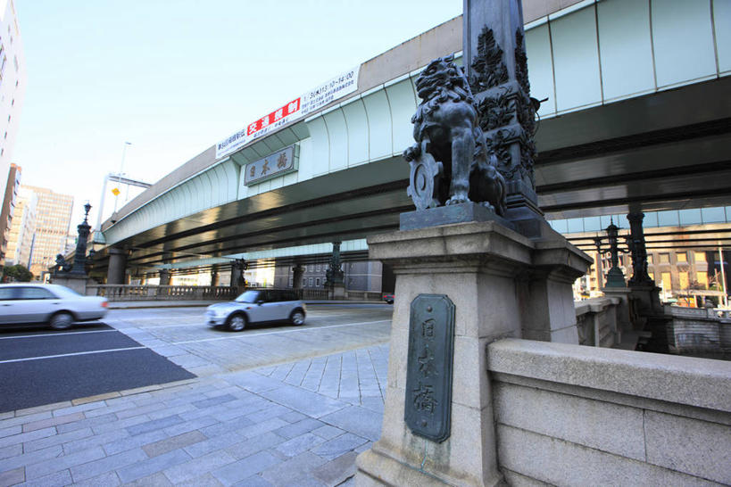 无人,横图,室外,白天,仰视,度假,美景,城市风光,城市,汽车,哺乳动物,野生动物,狮子,雕塑,东京,日本,亚洲,阴影,辟邪,艺术,装饰,光线,日文,标志,雕刻,雕像,文字,影子,字符,景观,中央区,文化,娱乐,标识,石雕,车,蓝色,蓝天,天空,阳光,动物,工艺品,石狮,交通工具,轿车,天,祈祷,享受,休闲,健康,景色,放松,许愿,晴朗,纪念,祈求,美术,载具,主题,凶猛,陈列,东亚,本州,万里无云,关东地方,本州岛,日本国,东京都,功能,美学,日语,驱邪,祛邪,避邪,守护神,日本桥,残暴,平安,凶残,晴空,晴空万里,彩图,低角度拍摄