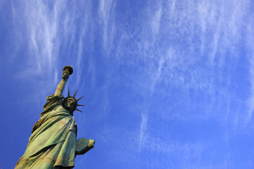 西方人,一个人,无人,站,举,横图,室外,白天,仰视,旅游,度假,自由,标志建筑,地标,建筑,雕塑,东京,自由女神像,欧洲,日本,欧洲人,亚洲,仅一个女性,仅一个人,自由女神,握,阴影,服装,艺术,装饰,光线,雕刻,雕像,影子,云,云朵,拿,云彩,拿着,娱乐,建设,衣服,蓝色,白云,蓝天,天空,阳光,工艺品,天,托,站着,仅一个中年女性,享受,休闲,旅游胜地,放松,握着,服饰,晴朗,纪念,御台场,美术,衣着,穿着,美好,主题,追求,陈列,东亚,向往,本州,一尊,关东地方,本州岛,日本国,东京都,功能,美学,县厅,港区,东京市,自由女神铜像国家纪念碑,东京港,台场,衣饰,女人,女性,中年女性,白种人,晴空,举起,举手,举着,向上举,向上伸,向上托,站立,半身,彩图,低角度拍摄,自由照耀世界,东京自由女神像