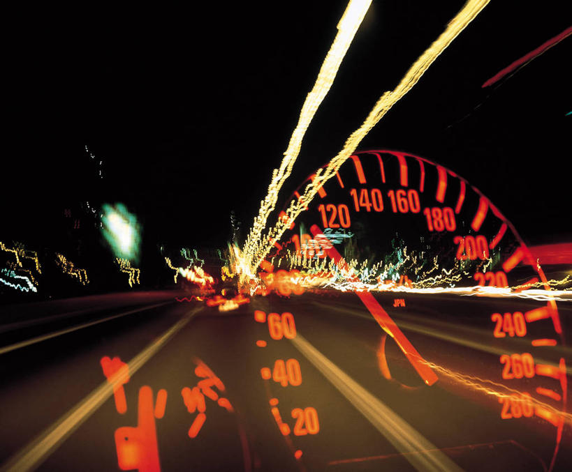 无人,横图,室外,夜晚,正面,长时间曝光,度假,美景,城市风光,城市,道路,路,夜景,公路,汽车,阴影,朦胧,模糊,光线,标志,数字,文字,影子,字符,景观,灯光,分界线,指针,停车线,交通,娱乐,标识,车,交通工具,轿车,享受,休闲,景色,放松,阿拉伯数字,车行道,车行道分界线,载具,标线,仪表盘,曝光,车行线,仪表,马路,彩图,车速表