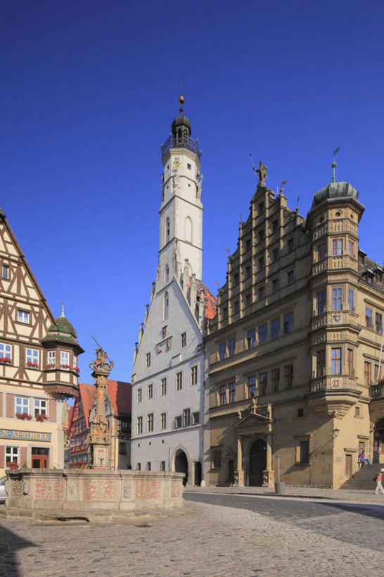 无人,家,竖图,室外,白天,仰视,旅游,度假,名胜古迹,标志建筑,地标,建筑,喷泉,德国,欧洲,阴影,遗迹,光线,影子,房屋,屋子,景观,公寓,古迹,文化,文物,娱乐,建设,古建筑,洋房,楼房,住宅,蓝色,蓝天,天空,阳光,天,品味,享受,休闲,旅游胜地,放松,晴朗,西欧,水景,古文明,万里无云,德意志联邦共和国,美观,巴伐利亚,巴伐利亚州,拜恩州,拜恩自由州,罗滕堡,设计,晴空,晴空万里,彩图,低角度拍摄,房子,中弗兰肯行政区