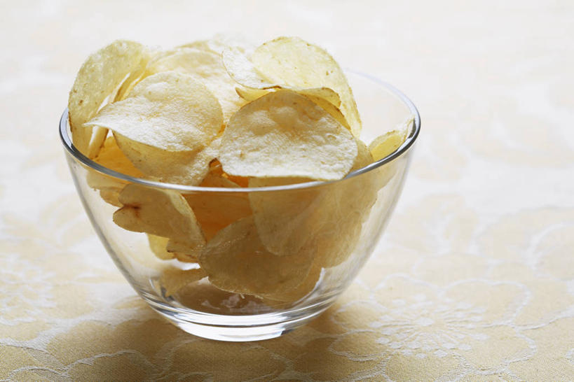 无人,横图,俯视,室内,特写,白天,烹饪,桌面,桌子,蔬菜,土豆,玻璃,一堆,许多,阴影,堆叠,堆积,新鲜,反射,木制,影子,木桌,油炸,料理,食品,很多,菜肴,美食,玻璃制品,食物,一个,木制品,容器,碗,佳肴,有机食品,绿色食品,单个,储藏,堆,储存,馍馍蛋,洋芋,山药蛋,马铃薯,彩图,高角度拍摄,炸土豆片,木桌子,贮存