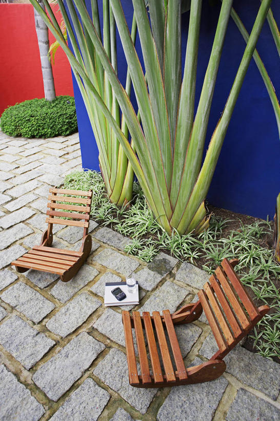 无人,竖图,俯视,室外,白天,商务,科技,草地,草坪,植物,书籍,椅子,科学,木椅,草,树,树木,绿色,自然,书本,记录,便捷,联络,通信,生长,成长,掌上电脑,科学技术,液晶,PDA掌上电脑,个人数字助理,轻巧,书,图书,彩图,高角度拍摄,办公