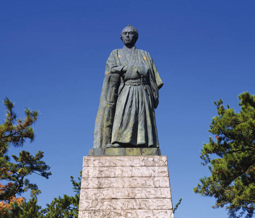 东方人,一个人,无人,站,横图,室外,白天,仰视,民族服装,旅游,度假,名胜古迹,树林,植物,标志建筑,地标,建筑,雕塑,日本,亚洲,仅一个男性,仅一个人,仅一个中年男性,阴影,遗迹,艺术,装饰,光线,雕刻,雕像,影子,黄种人,古迹,文物,娱乐,建设,古建筑,树,树木,蓝色,绿色,蓝天,天空,阳光,自然,工艺品,天,站着,享受,休闲,旅游胜地,放松,生长,晴朗,成长,纪念,美术,主题,陈列,古文明,东亚,万里无云,一尊,高知,日本国,高知县,坂本龙马,功能,美学,四国地方,四国,四国岛,县厅,思想家,政治家,高知市,活动家,男人,男性,中年男性,亚洲人,晴空,晴空万里,站立,彩图,低角度拍摄,全身,传统服装,民俗服